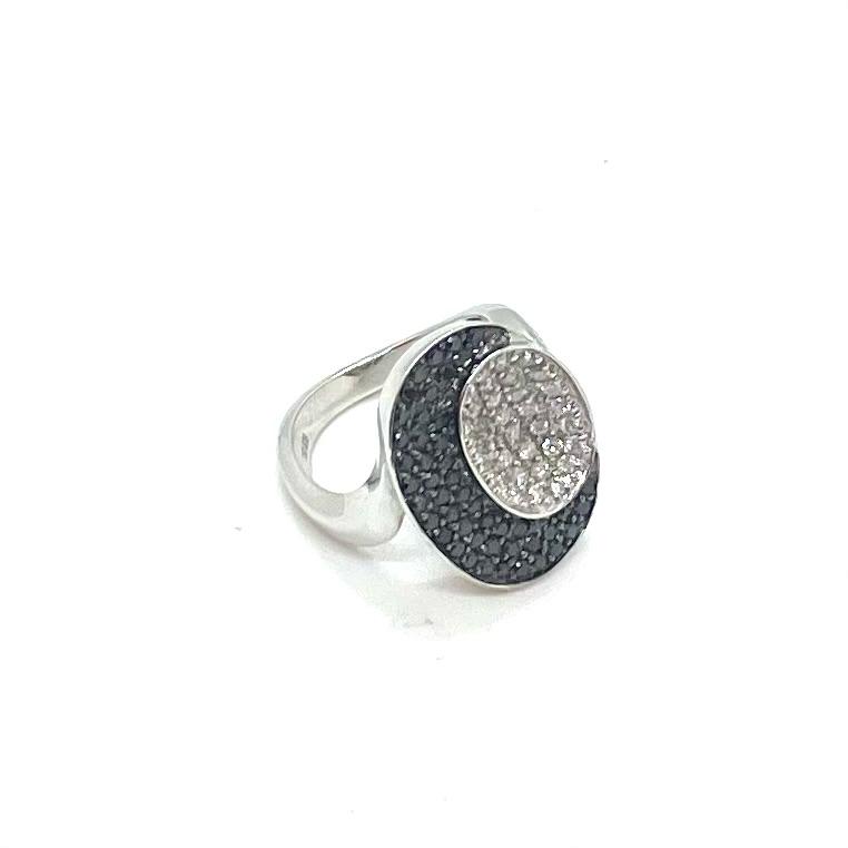 Anell Dualité d’or blanc de 18 quirats amb diamants blancs i negres · 3