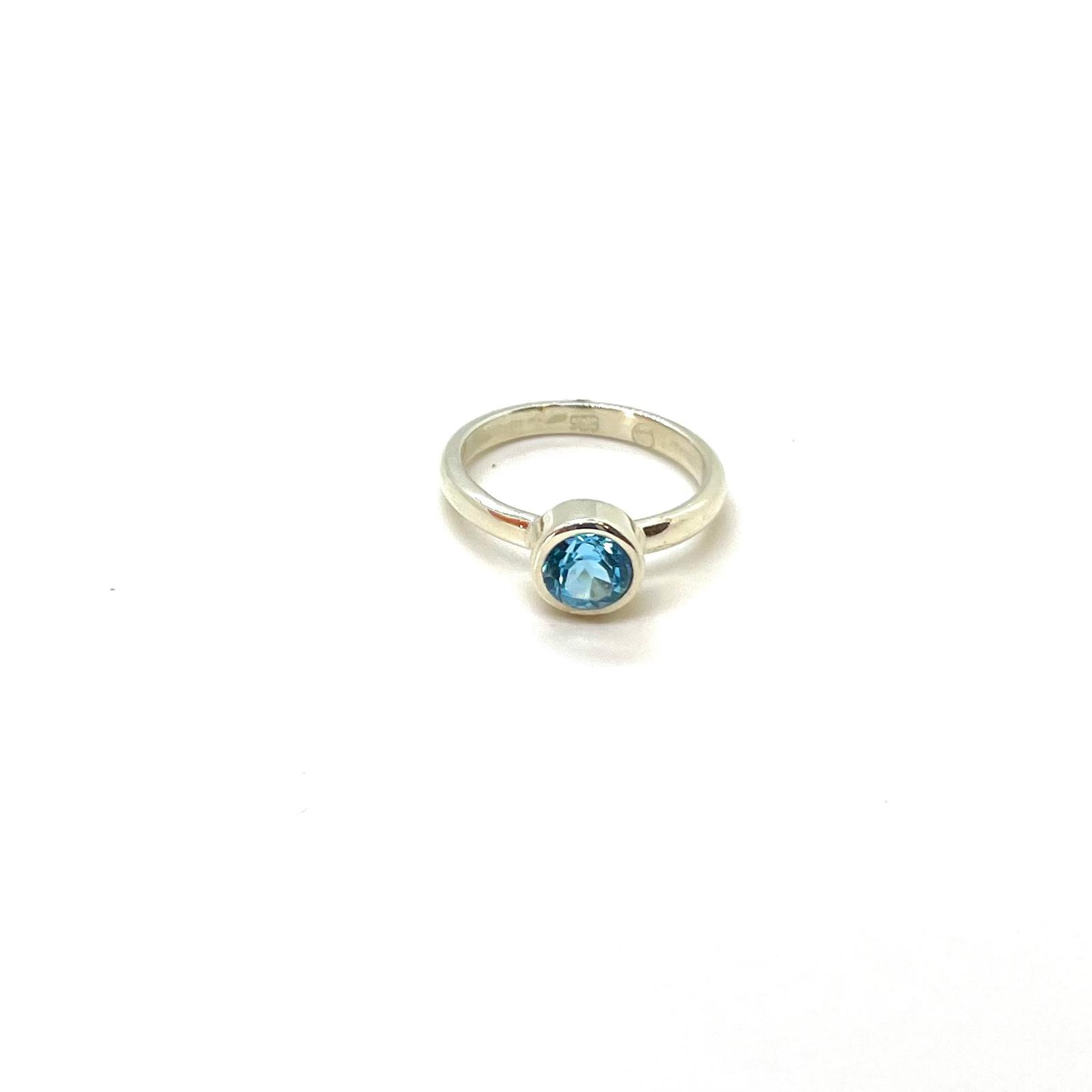 Anell de Plata de Llei amb Topazi Blau «Blau de Tramuntana»