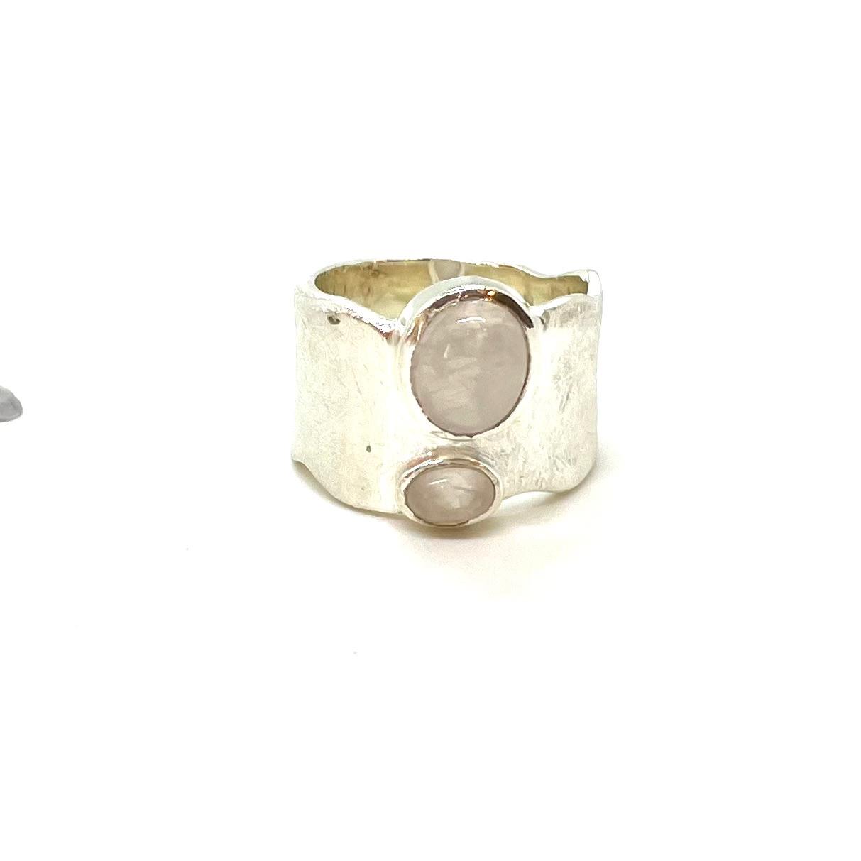 Anell de Plata de Llei amb Quars Rosa Natural · 2