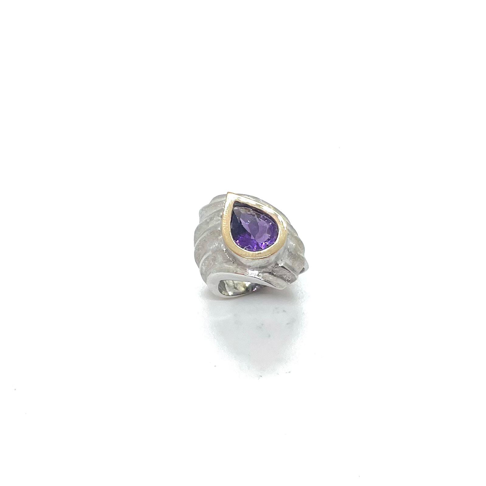 Anell Essència Violeta – Or groc de 18 kt, plata de llei i ametista natural · 2