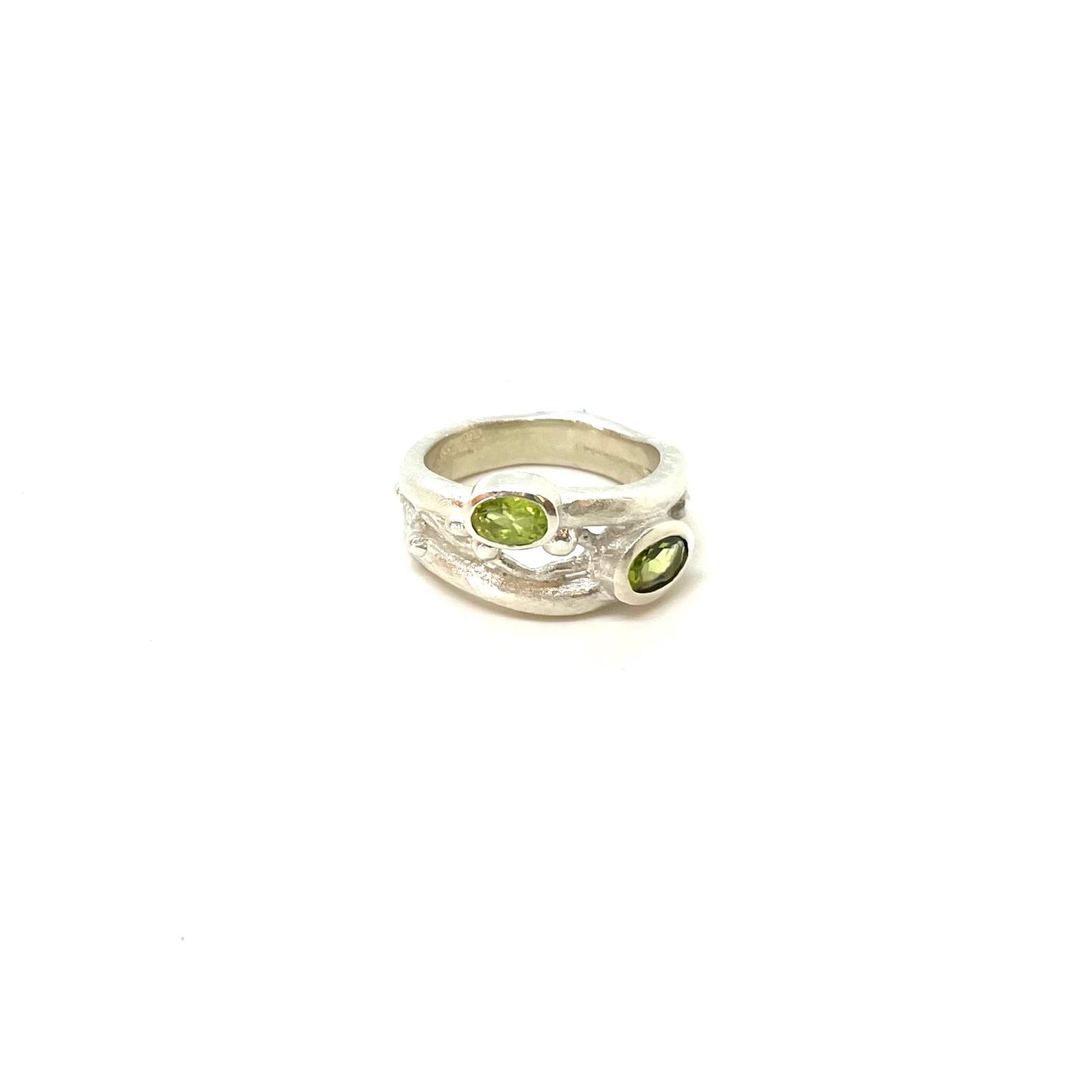 Anell de Plata de Llei amb Olivines Naturals – Verd d’Empordà · 2