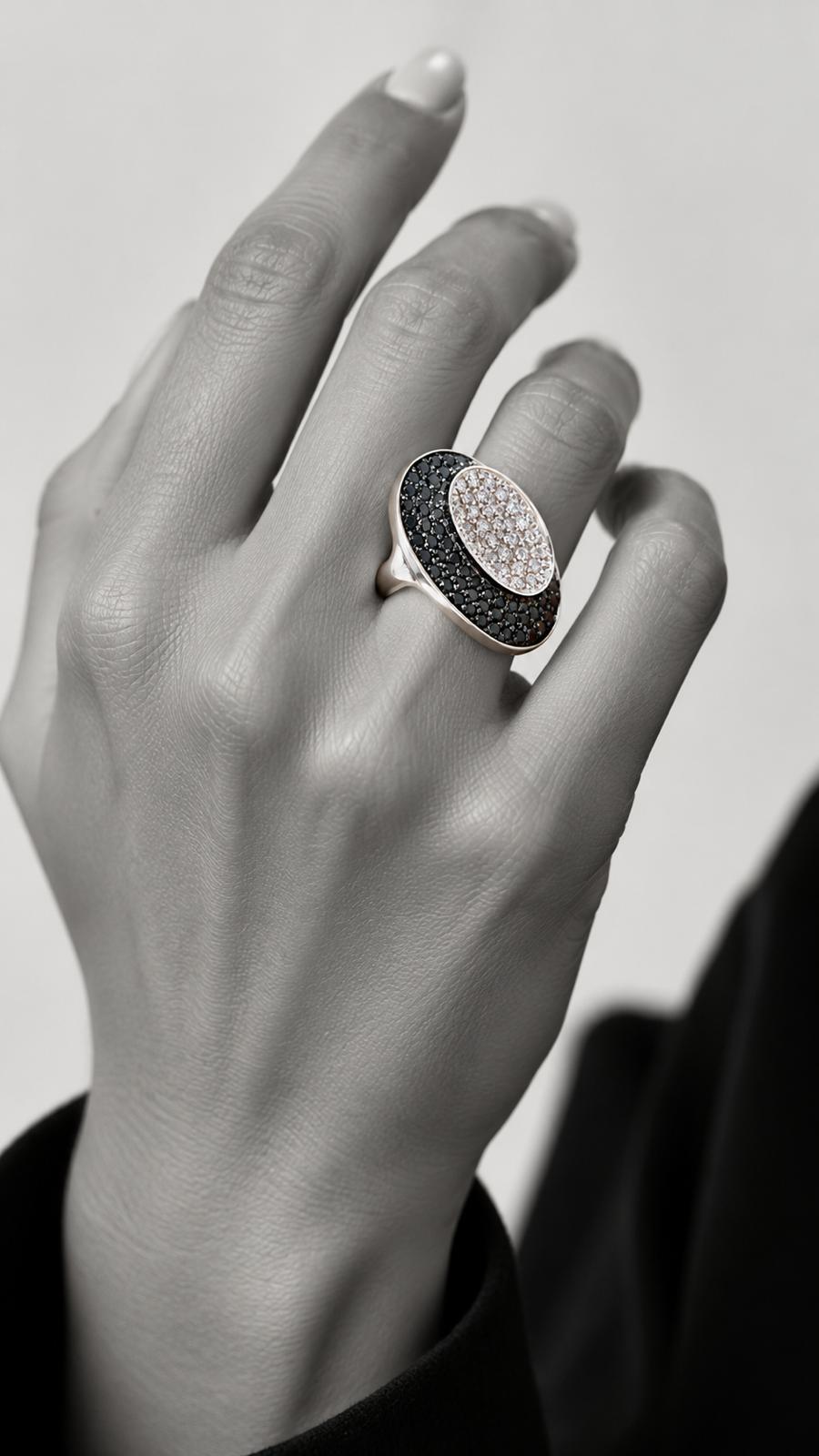 Anell Dualité d’or blanc de 18 quirats amb diamants blancs i negres