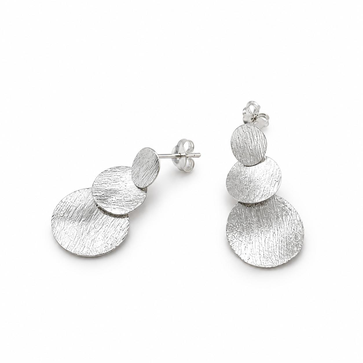 Arracades Tríada Platejada – Plata de Llei amb Textura Gravada · 2