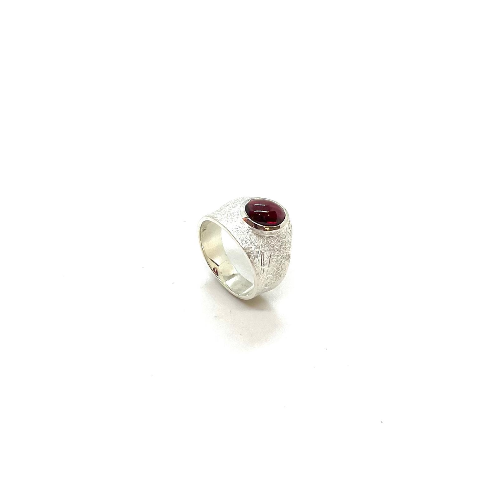 Anell de Plata de Llei amb Granat Natural – Caràcter Intens