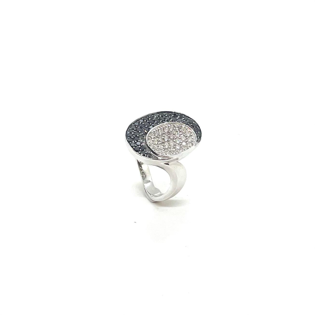 Anell Dualité d’or blanc de 18 quirats amb diamants blancs i negres · 2