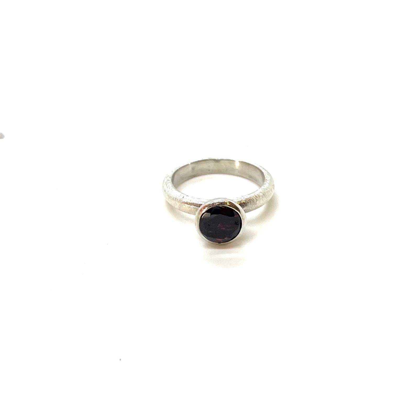 Anell de Plata de Llei amb Granat Natural «Vermell de Tramuntana» · 2
