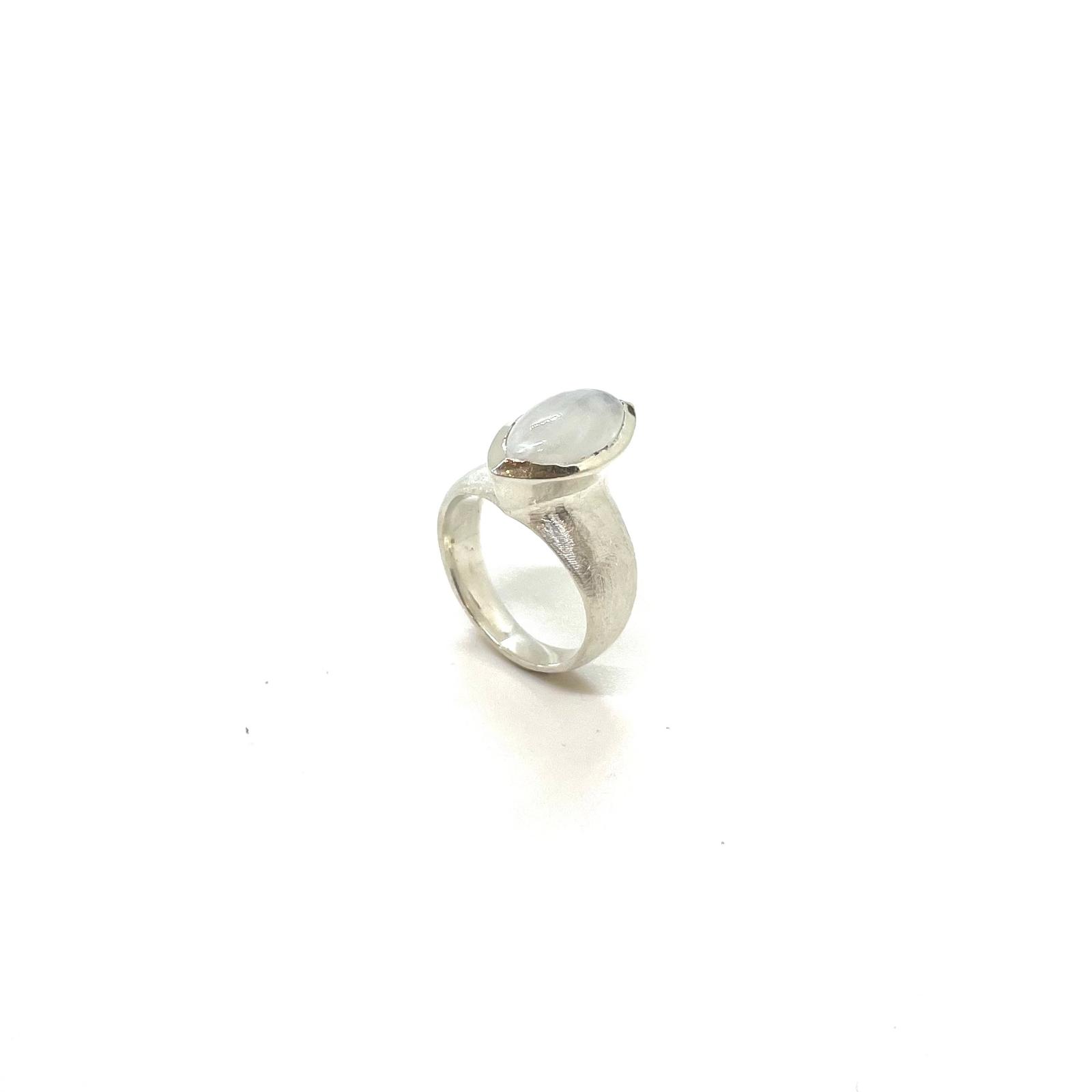 Anell de Plata de Llei amb Pedra Lluna Natural «Claror» – Anell Artesanal Disseny J&G