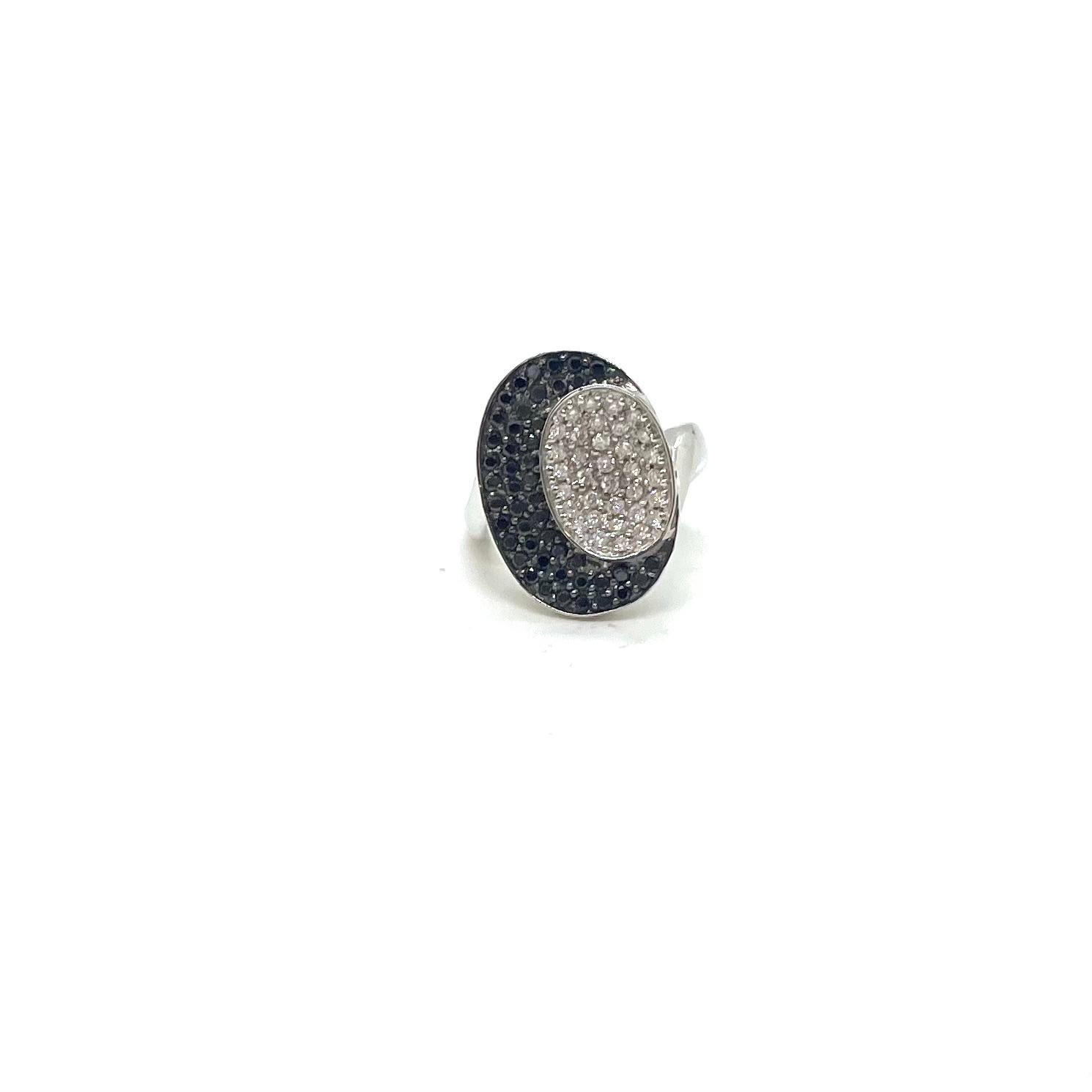 Anell Dualité d’or blanc de 18 quirats amb diamants blancs i negres · 4