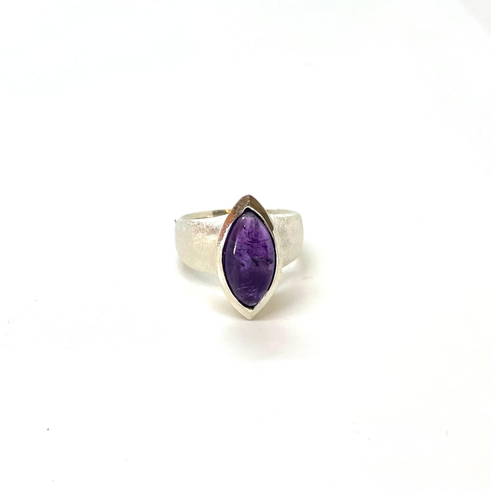 Anell d’Amatista Natural «Violeta de Pedra» – Plata de Llei | Disseny J&G · 2