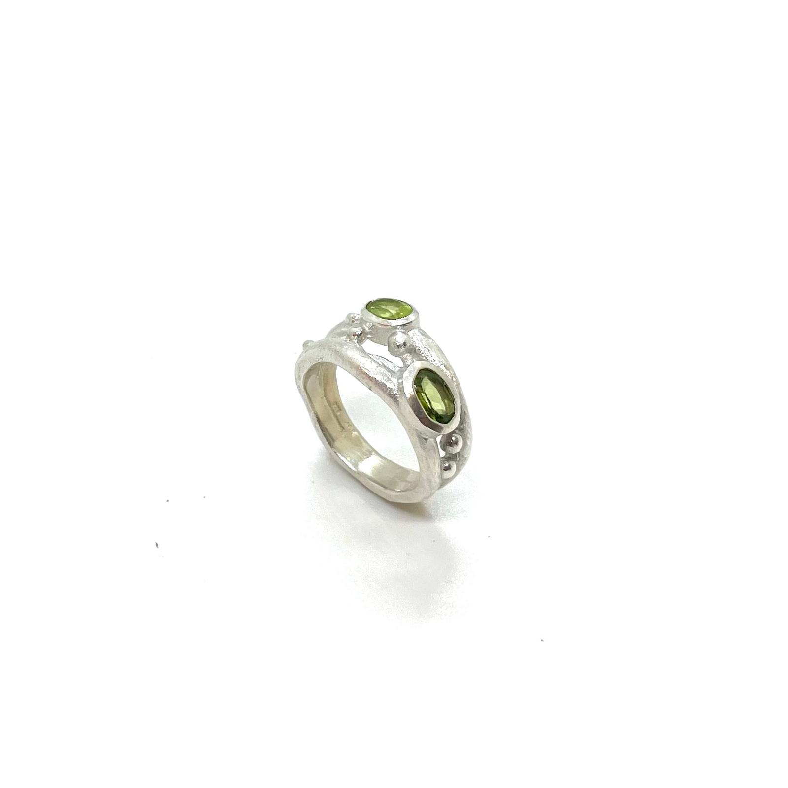 Anell de Plata de Llei amb Olivines Naturals – Verd d’Empordà