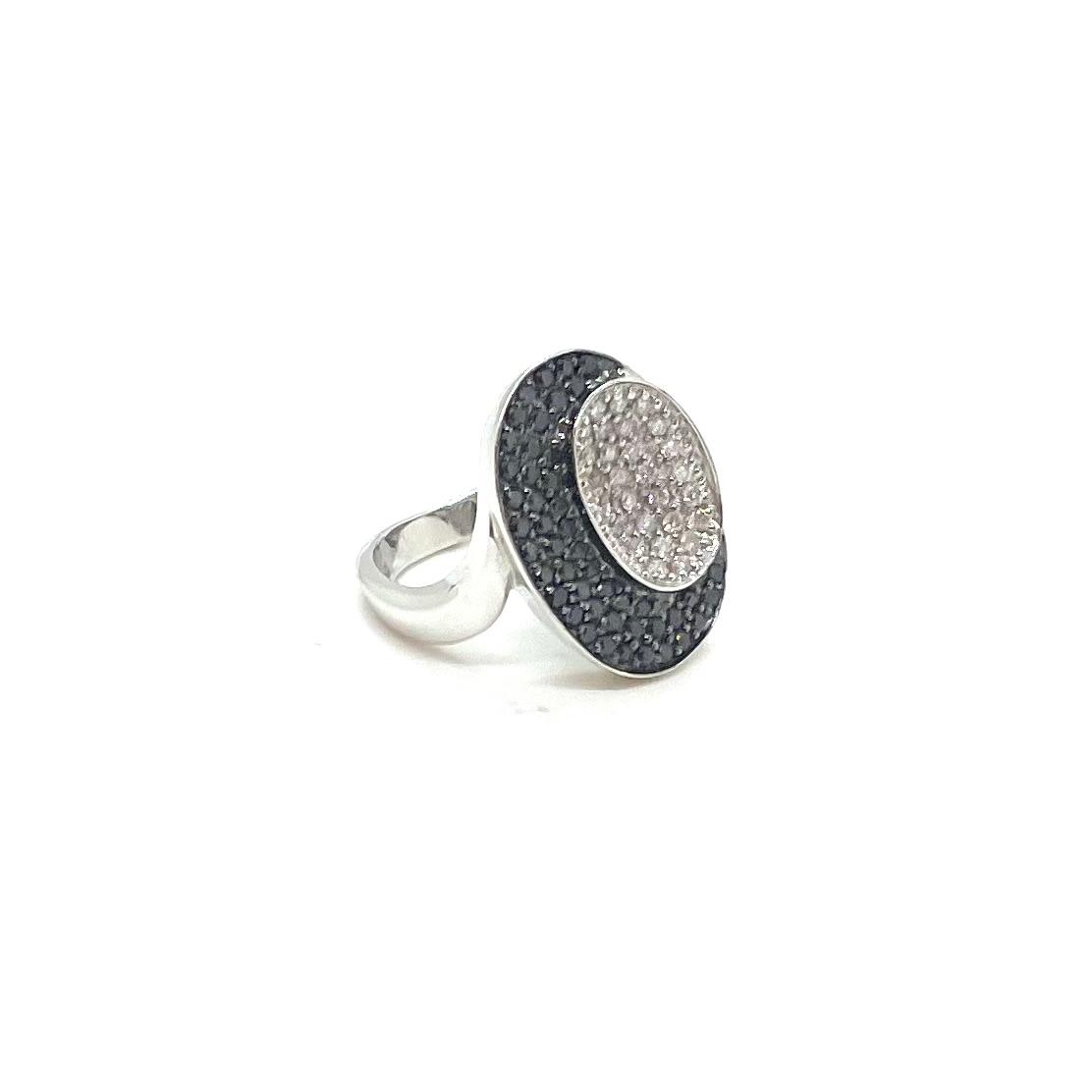 Anell Dualité d’or blanc de 18 quirats amb diamants blancs i negres · 5