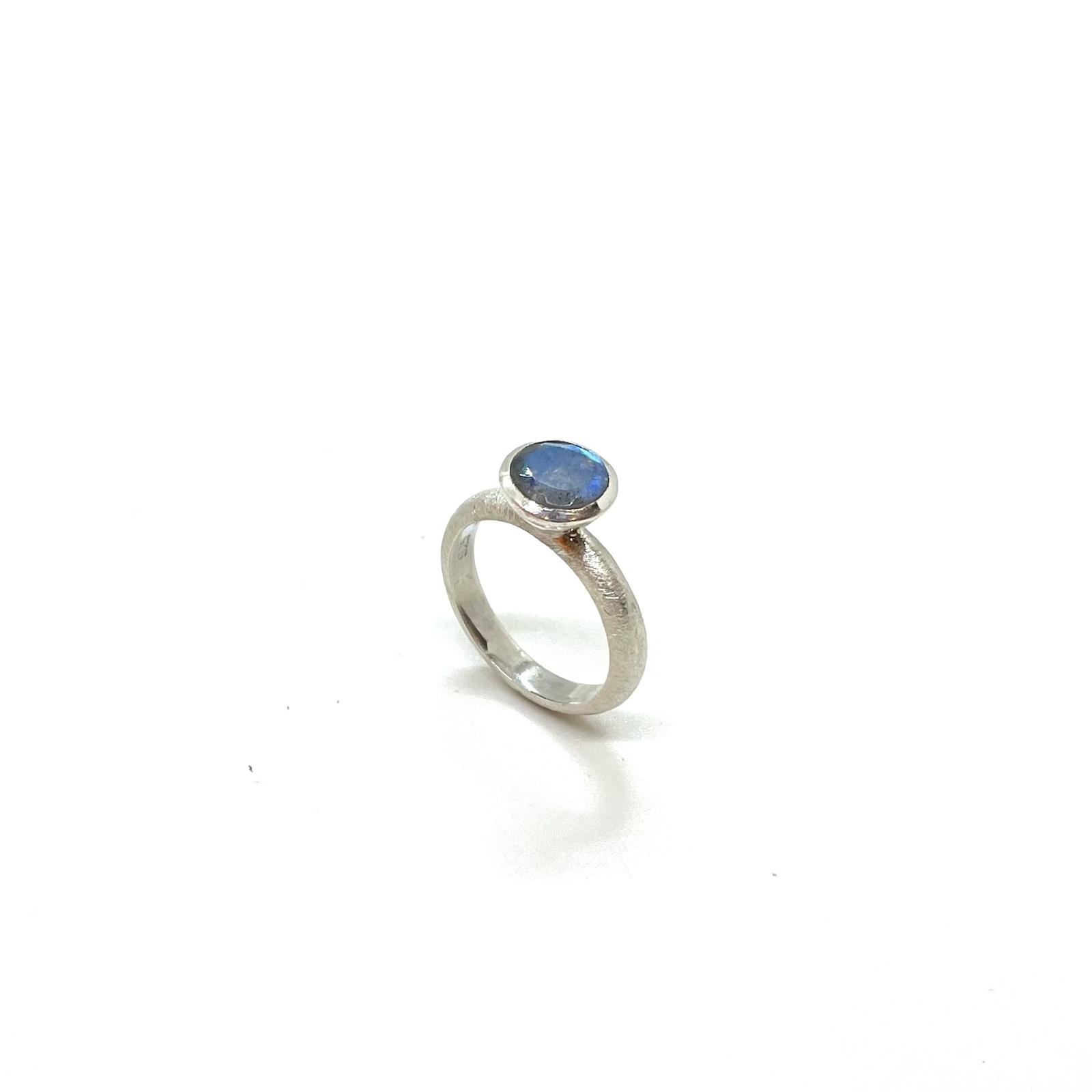 Anell de Plata de Llei amb Labradorita Natural «Blau de l’Empordà» · 2