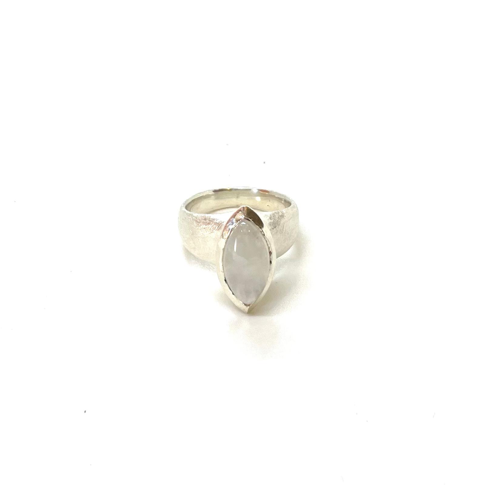 Anell de Plata de Llei amb Pedra Lluna Natural «Claror» – Anell Artesanal Disseny J&G · 2
