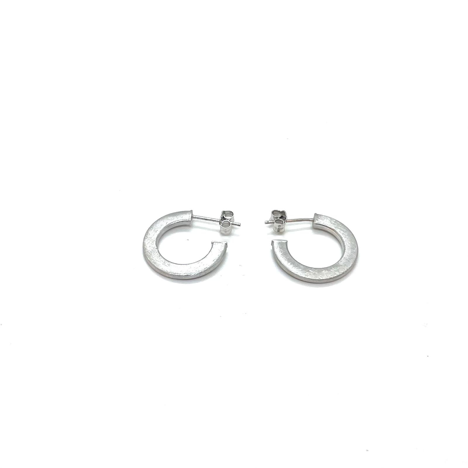 Arracades Nura – Plata de llei amb textura artesanal