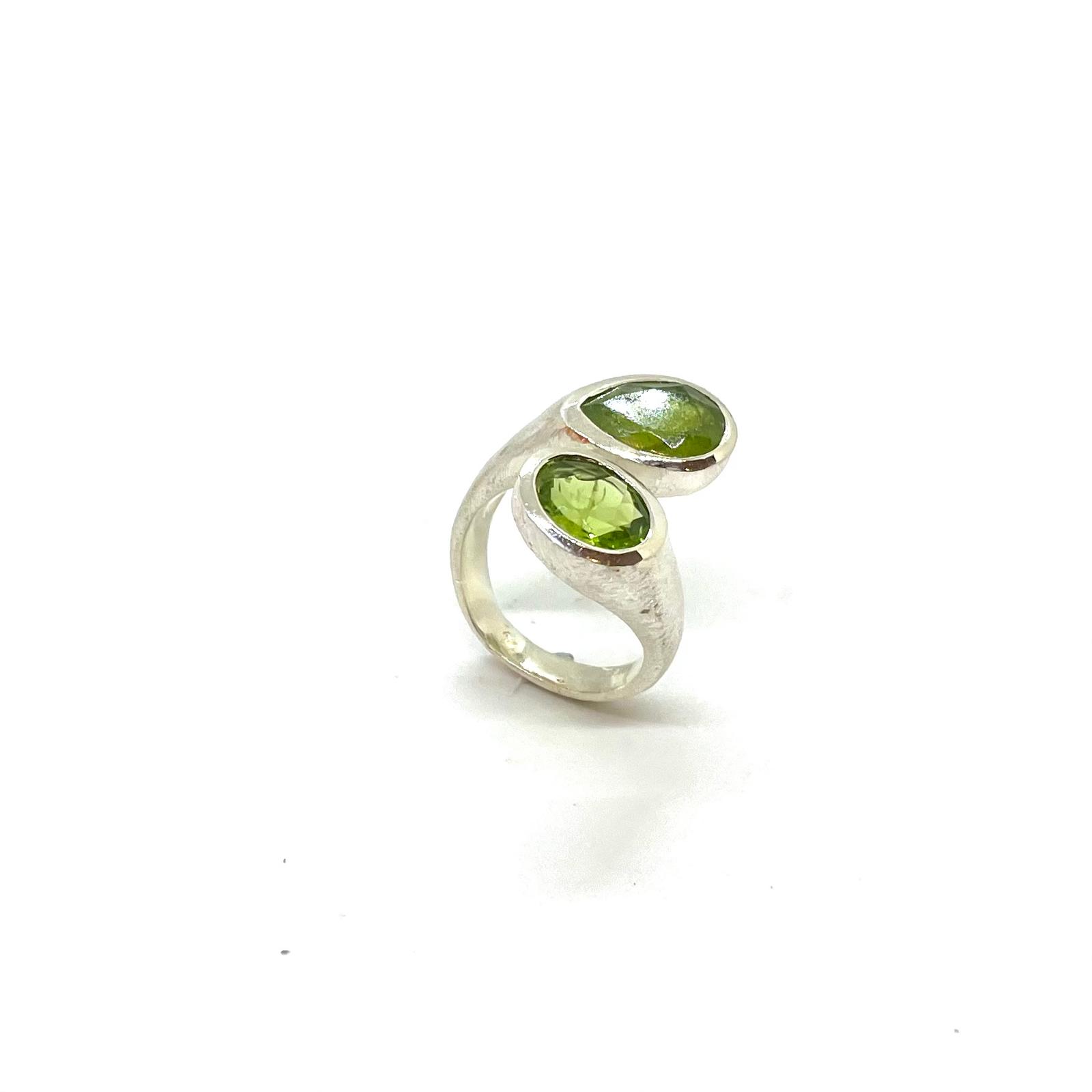 Anell de Plata de Llei amb Dues Olivines Naturals «Verd Empordà» · 2