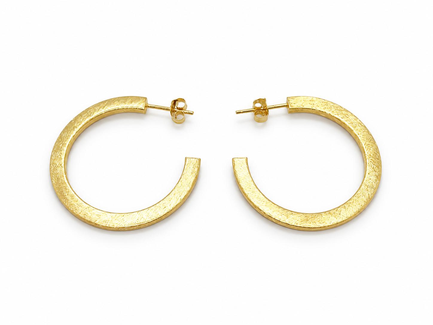 Arracades Nura – Plata de llei amb bany d’or groc i textura artesanal