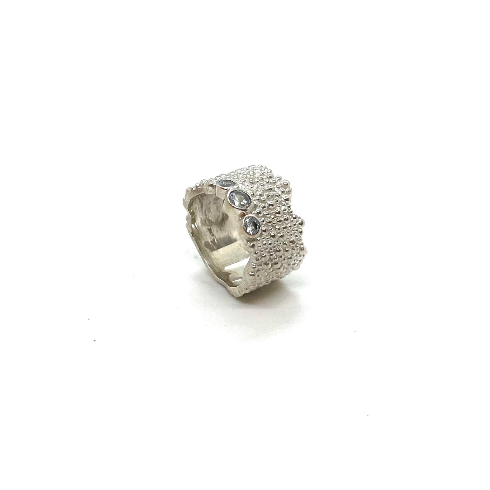 Anell «Espurnes de Tramuntana» – Plata de Llei 925 amb Topazis Blaus · 2