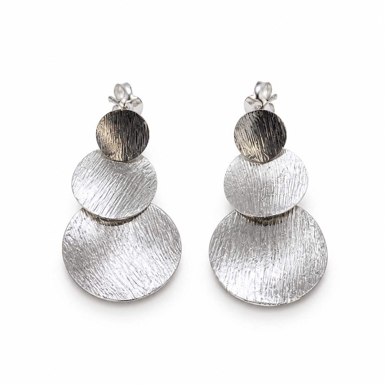 Arracades Tríada Platejada – Plata de Llei amb Textura Gravada