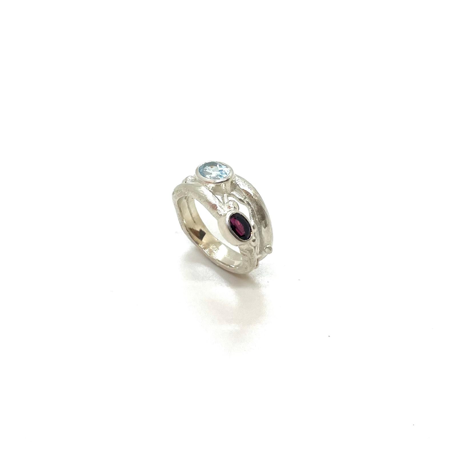 Anell de Plata de Llei amb Topazi Blau i Granat – Harmonia Mineral · 2